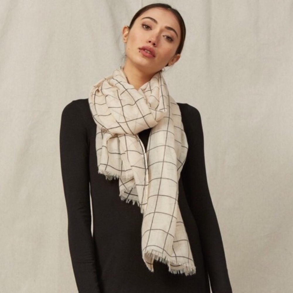 Neutral-toned grid scarf 🧣